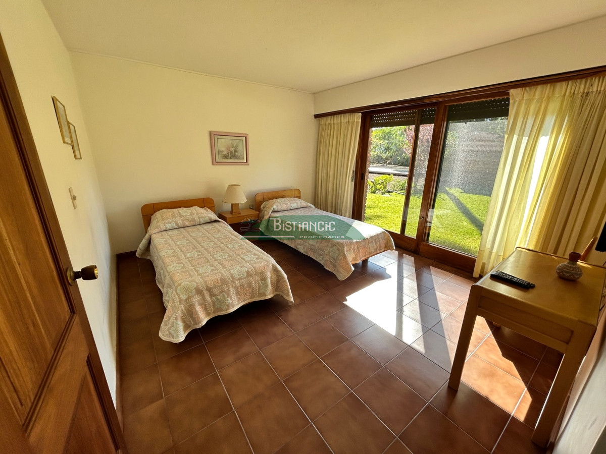 Casa ID.1003 - Chalé Paradas Mansa, 5 dormitorios 4 baños, amplio y luminoso, construcción de calidad, 1000m2 de tierra y 400 m2 edificados. Venta US$ 740.000.