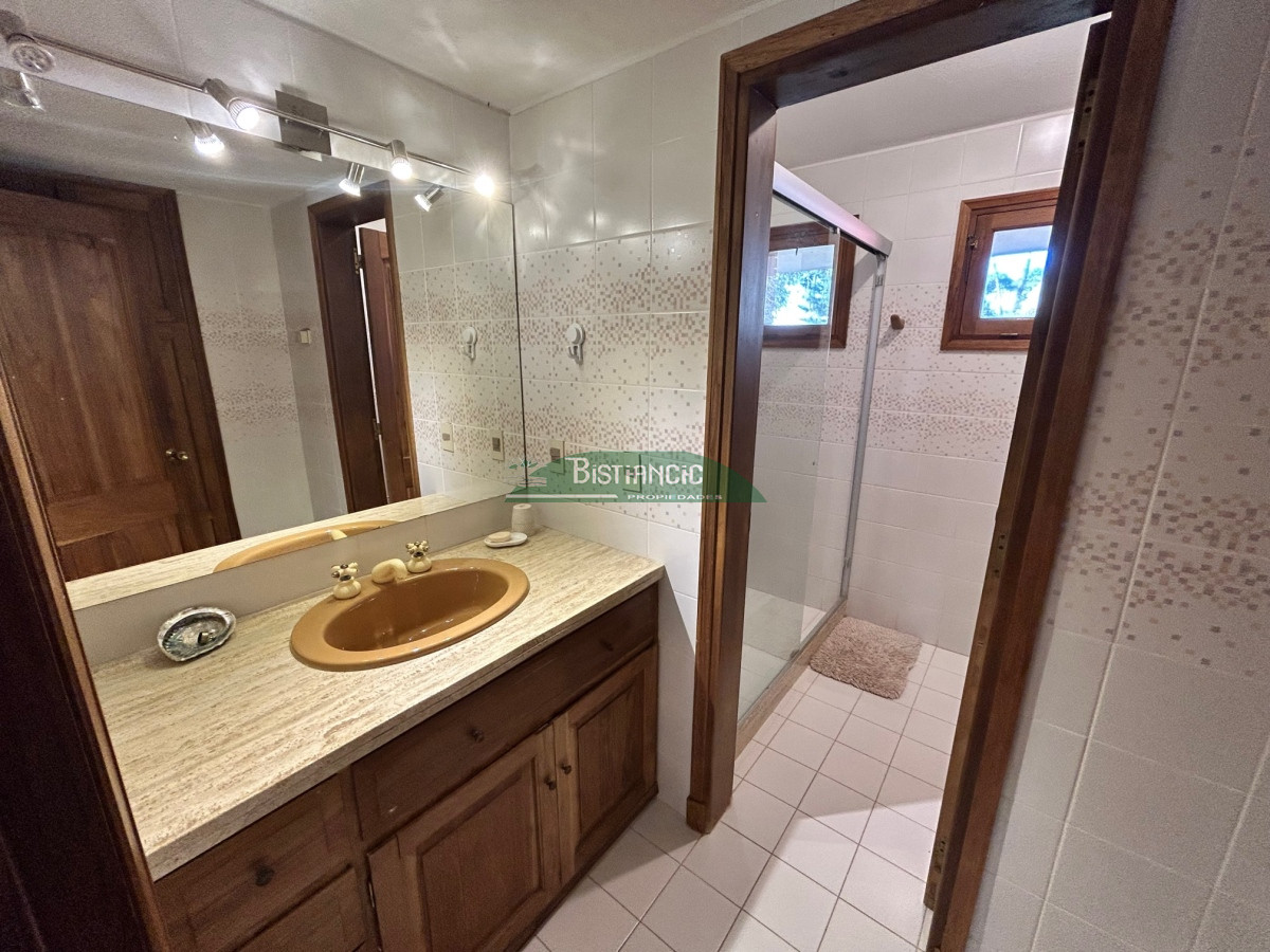 Casa ID.1003 - Chalé Paradas Mansa, 5 dormitorios 4 baños, amplio y luminoso, construcción de calidad, 1000m2 de tierra y 400 m2 edificados. Venta US$ 740.000.