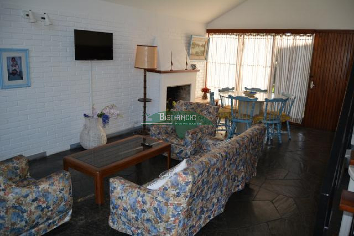 Casa ID.3020 - Pinares Pda 32. a 2 cuadras del mar, Cómoda casa de 3 dormitorios y 2 baños, parrilla y cochera. US$198.000