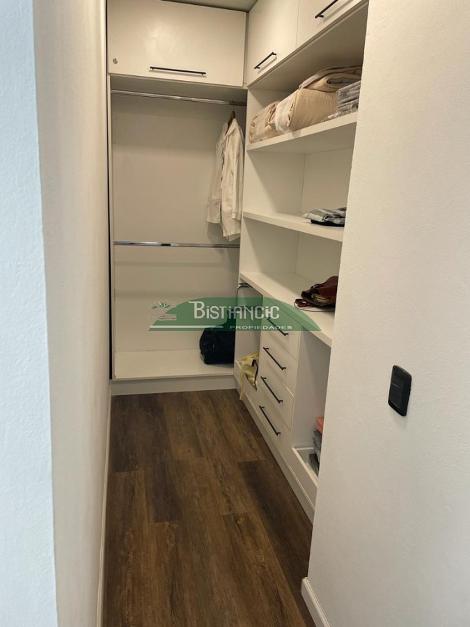 Casa ID.2954 - Chalé 4 dorm 4 baños gran living, piscina grande + 2 deptos externos para renta. Terreno de 1700 m2 + 620 m2 construidos. Precio de Venta US$ 595.000.