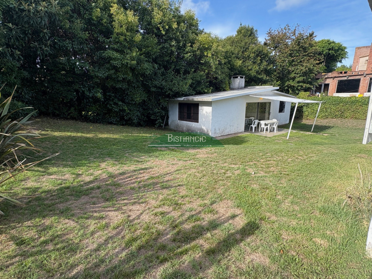 Casa ID.3043 - Hermoso chalet sobre camino la laguna. 3 dorm, 1 baño, barbacoa con baño y deposito. Patio y Estacionamiento. 