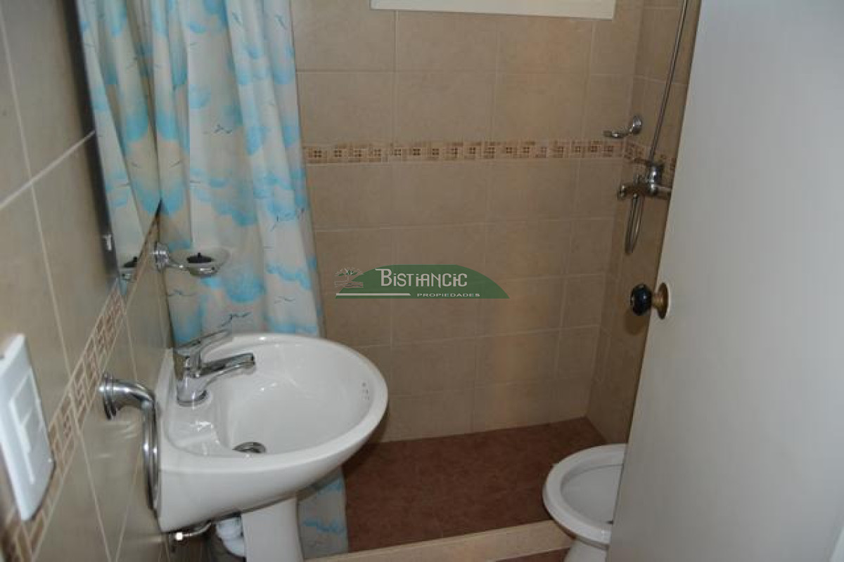 Casa ID.3020 - Pinares Pda 32. a 2 cuadras del mar, Cómoda casa de 3 dormitorios y 2 baños, parrilla y cochera. US$198.000