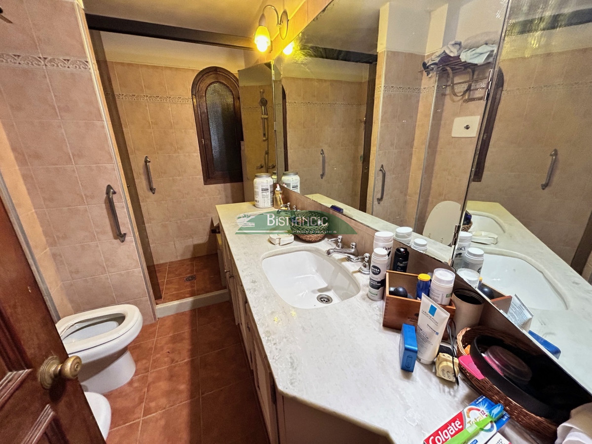Casa ID.2419 - Chalé 2200 m2 de jardín y 374 m2 edf. 4 dorm 3 baños, barbacoa integrada calefacción, Precio de venta US$ 460.000.