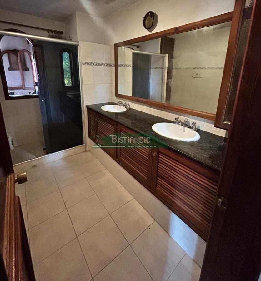 Casa ID.2419 - Chalé 2200 m2 de jardín y 374 m2 edf. 4 dorm 3 baños, barbacoa integrada calefacción, Precio de venta US$ 460.000.