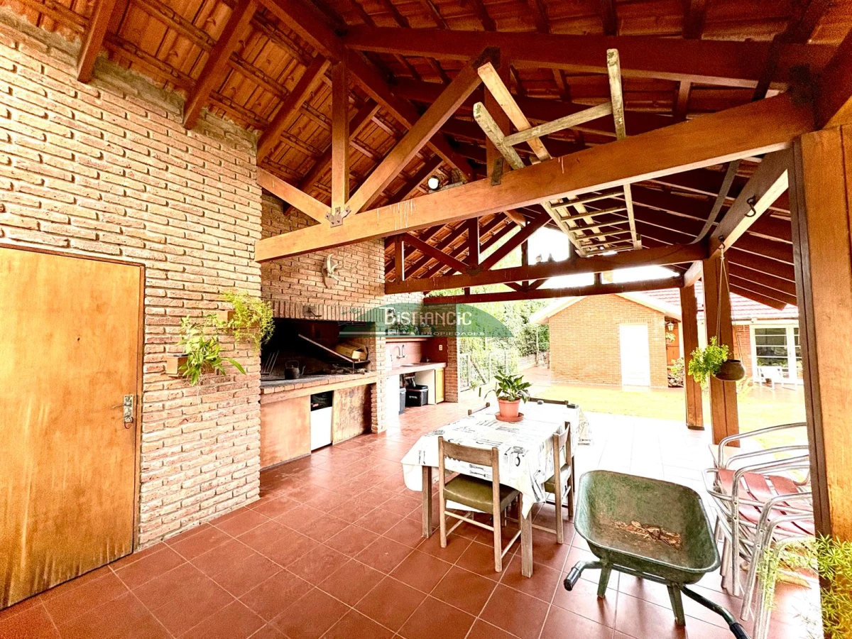 Casa ID.2941 - Pinares cerca del mar Chalé tradicional 1000m2 terreno y 350m2 construidos, 4 dorm 3 baños mas depto externo. Venta US$ 470.000