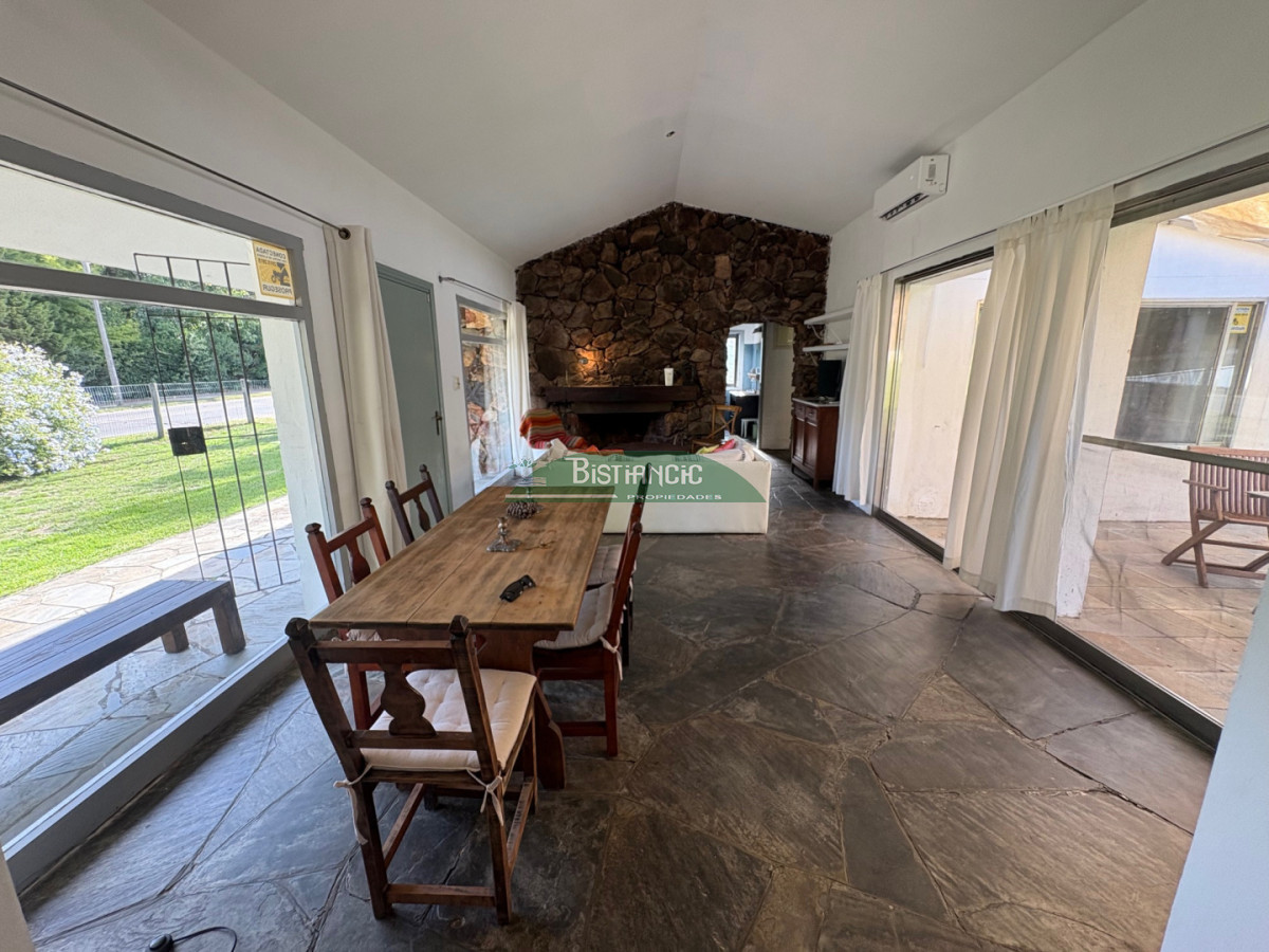 Casa ID.3043 - Hermoso chalet sobre camino la laguna. 3 dorm, 1 baño, barbacoa con baño y deposito. Patio y Estacionamiento. 