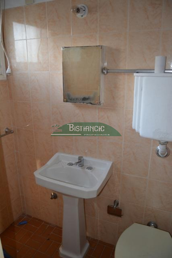 Casa ID.3019 - Pinares Chalé tradicional 3 dorm 2 baños + servicio, 718 m2 jardín, cerca de todo. Venta US$ 268.000.