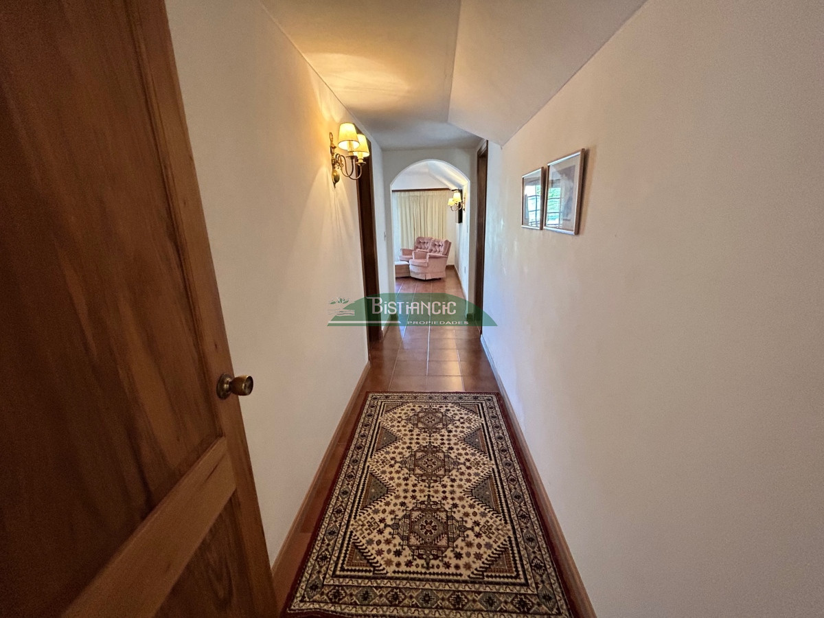 Casa ID.1003 - Chalé Paradas Mansa, 5 dormitorios 4 baños, amplio y luminoso, construcción de calidad, 1000m2 de tierra y 400 m2 edificados. Venta US$ 740.000.