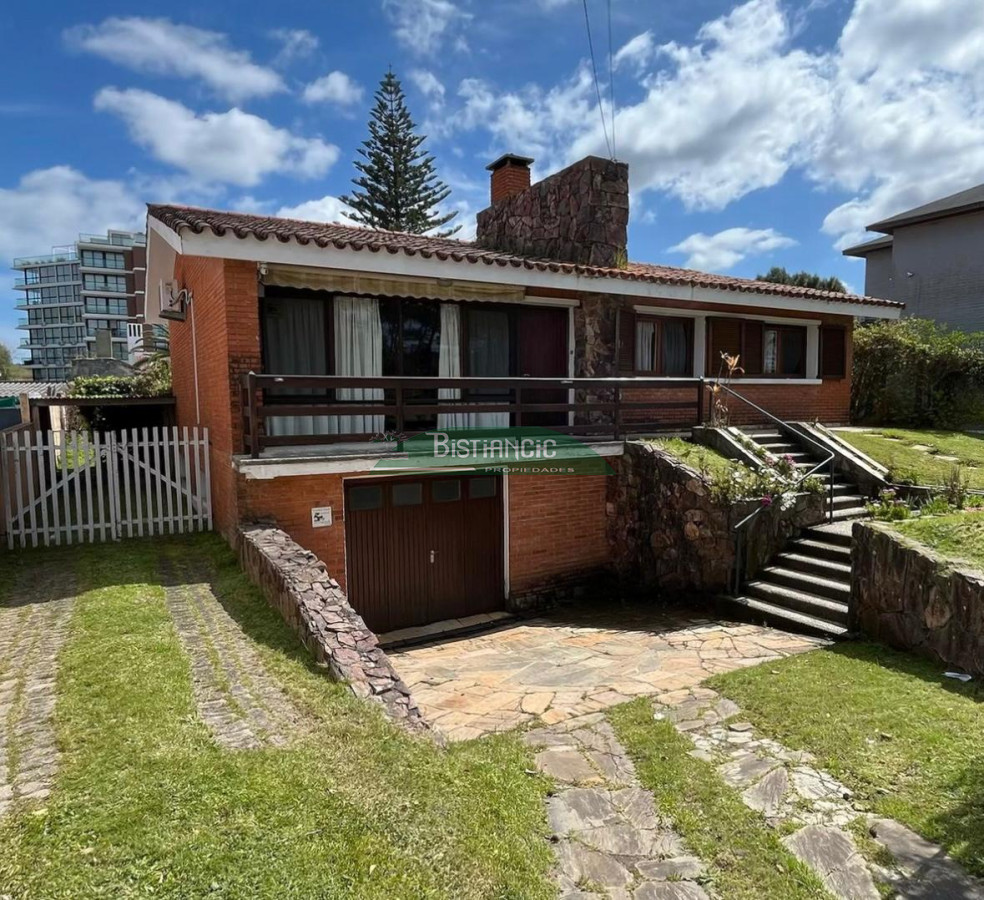 Casa ID.3011 - Chalé Bo Mónaco sobre Chiossi, amplia y sólida construcción, para vivir o comercial. Venta US$320.000. 