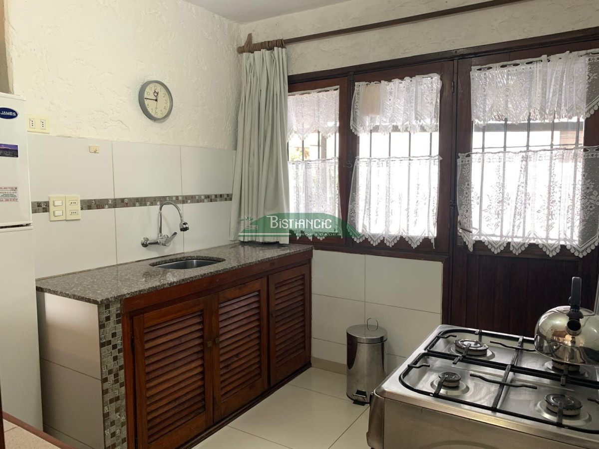 Casa ID.616 - Alquilo invernal casa 2 dorm, 1 baño, estufa y aire acond, cochera y parrillero. $24.000