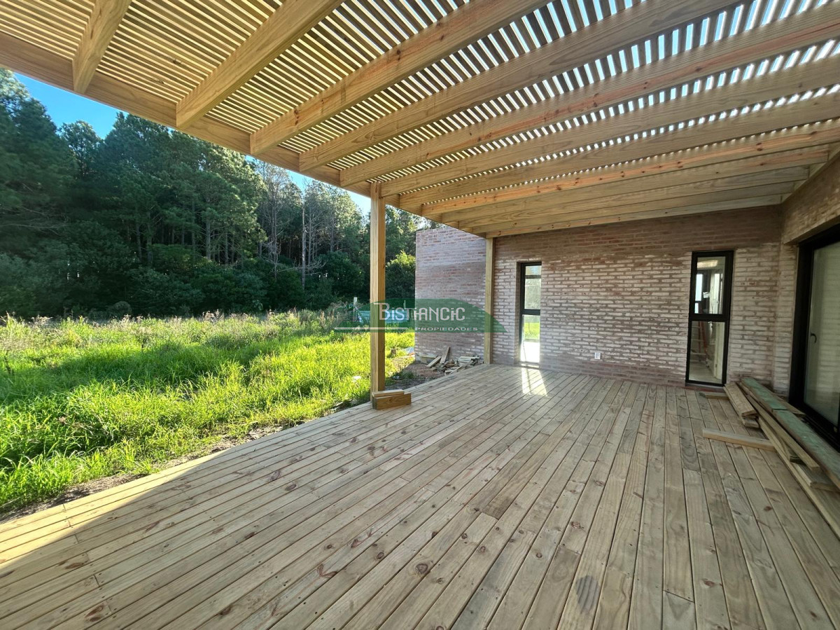 Casa ID.2958 - Casa a estrenar en Pinares , 3 dorm, 2 baños ( 1 en suite), salida con parrillero y pergola. 