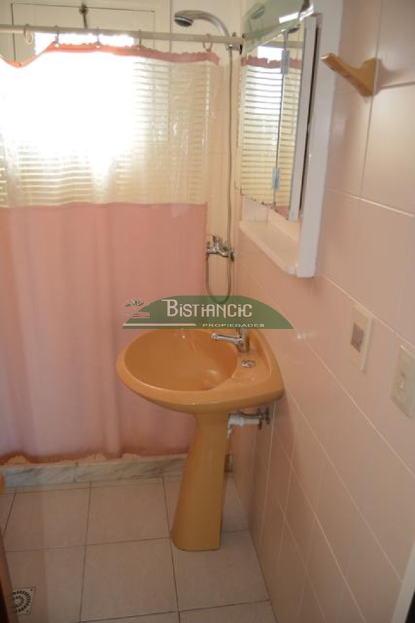 Casa ID.3020 - Pinares Pda 32. a 2 cuadras del mar, Cómoda casa de 3 dormitorios y 2 baños, parrilla y cochera. US$198.000