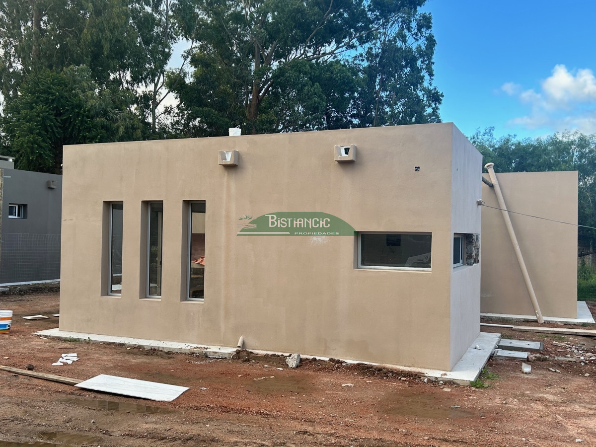 Casa ID.2275 - Casa a estrenar en barrio privado, construcción tradicional, 2 dorm 2 baños 370 m2 de terreno  US$170.000. financiación
