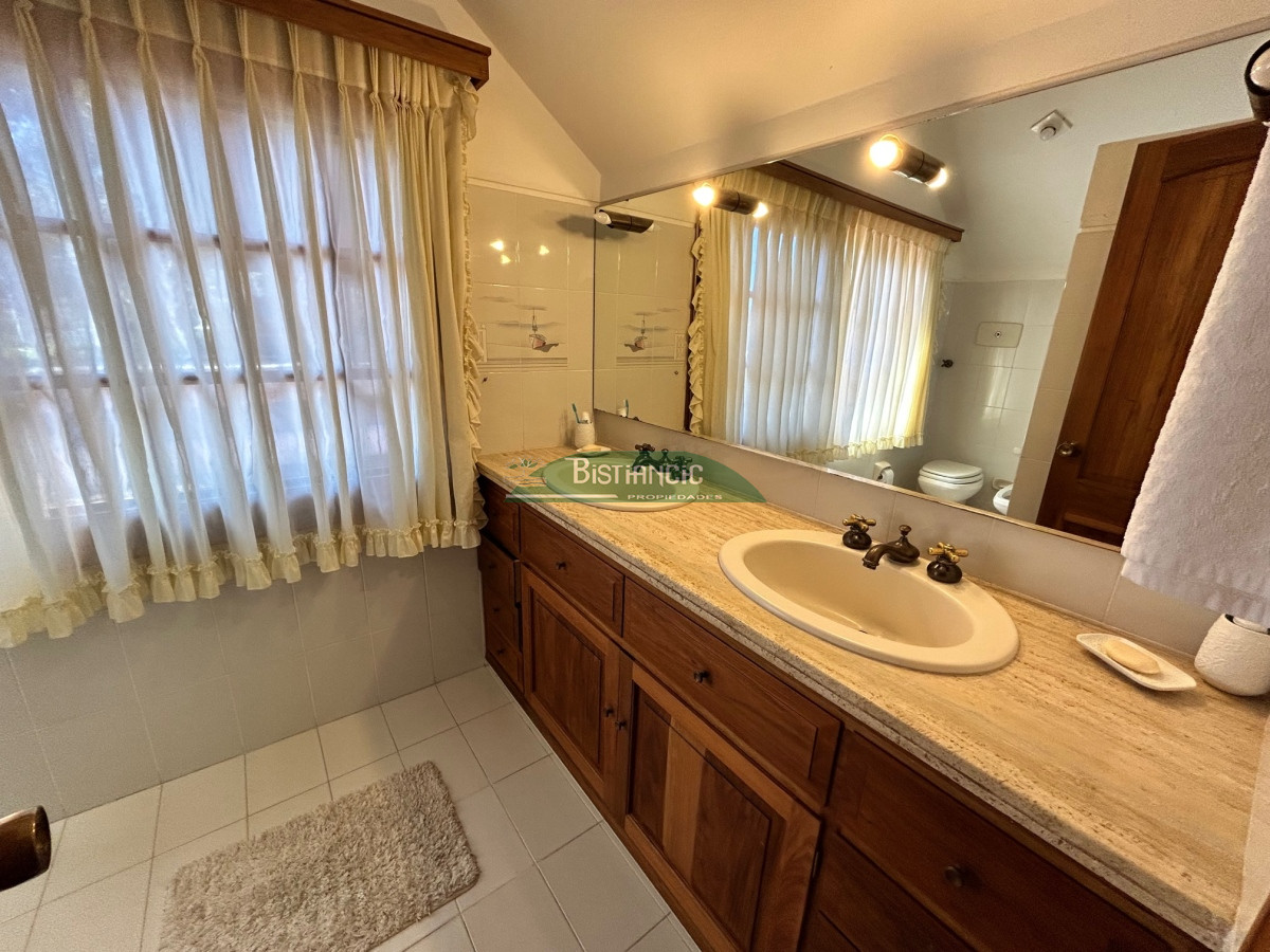 Casa ID.1003 - Chalé Paradas Mansa, 5 dormitorios 4 baños, amplio y luminoso, construcción de calidad, 1000m2 de tierra y 400 m2 edificados. Venta US$ 740.000.