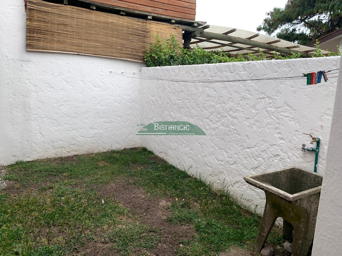 Casa ID.616 - Alquilo invernal casa 2 dorm, 1 baño, estufa y aire acond, cochera y parrillero. $24.000