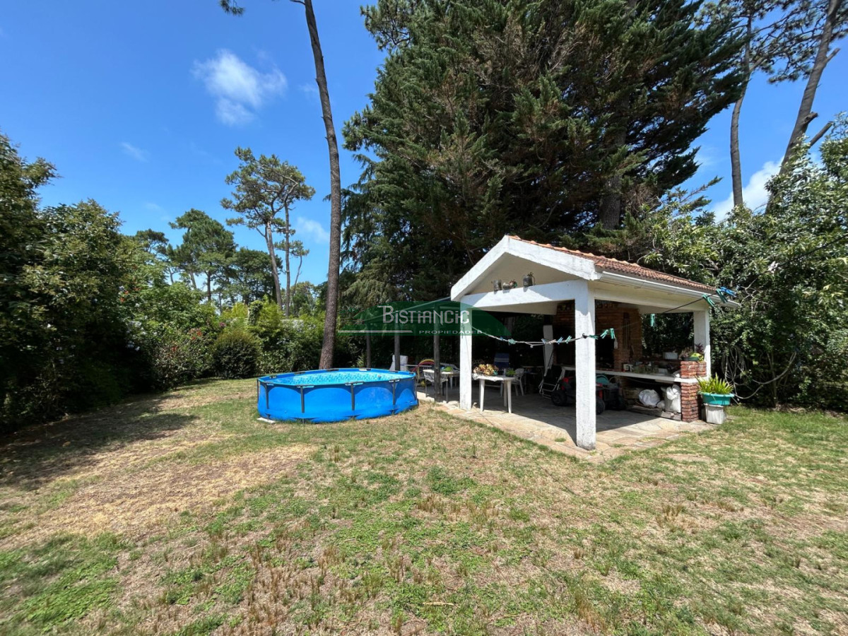 Casa ID.3019 - Pinares Chalé tradicional 3 dorm 2 baños + servicio, 718 m2 jardín, cerca de todo. Venta US$ 310.000.