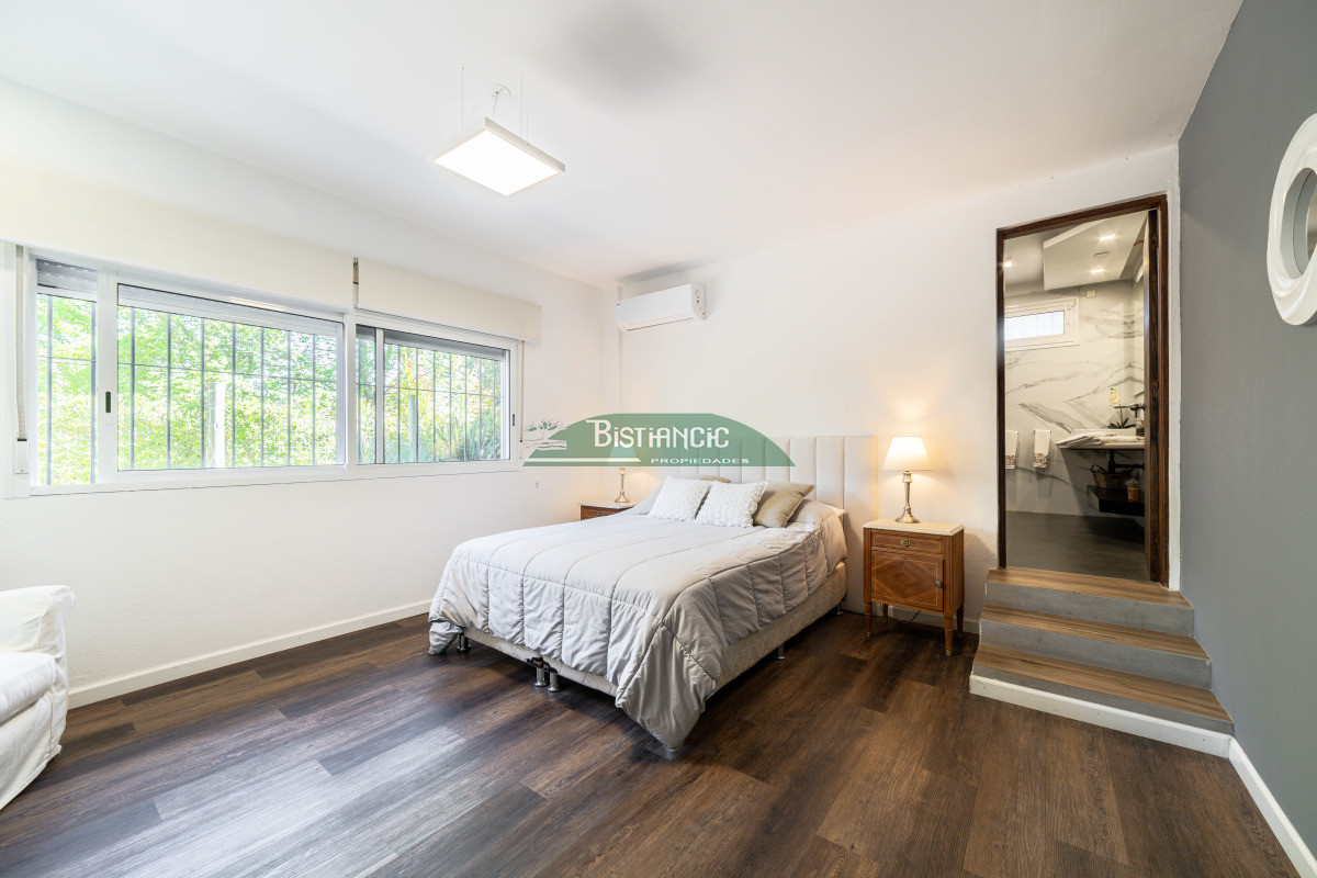 Casa ID.2954 - Chalé 4 dorm 4 baños gran living, piscina grande + 2 deptos externos para renta. Terreno de 1700 m2 + 620 m2 construidos. Precio de Venta US$ 595.000.