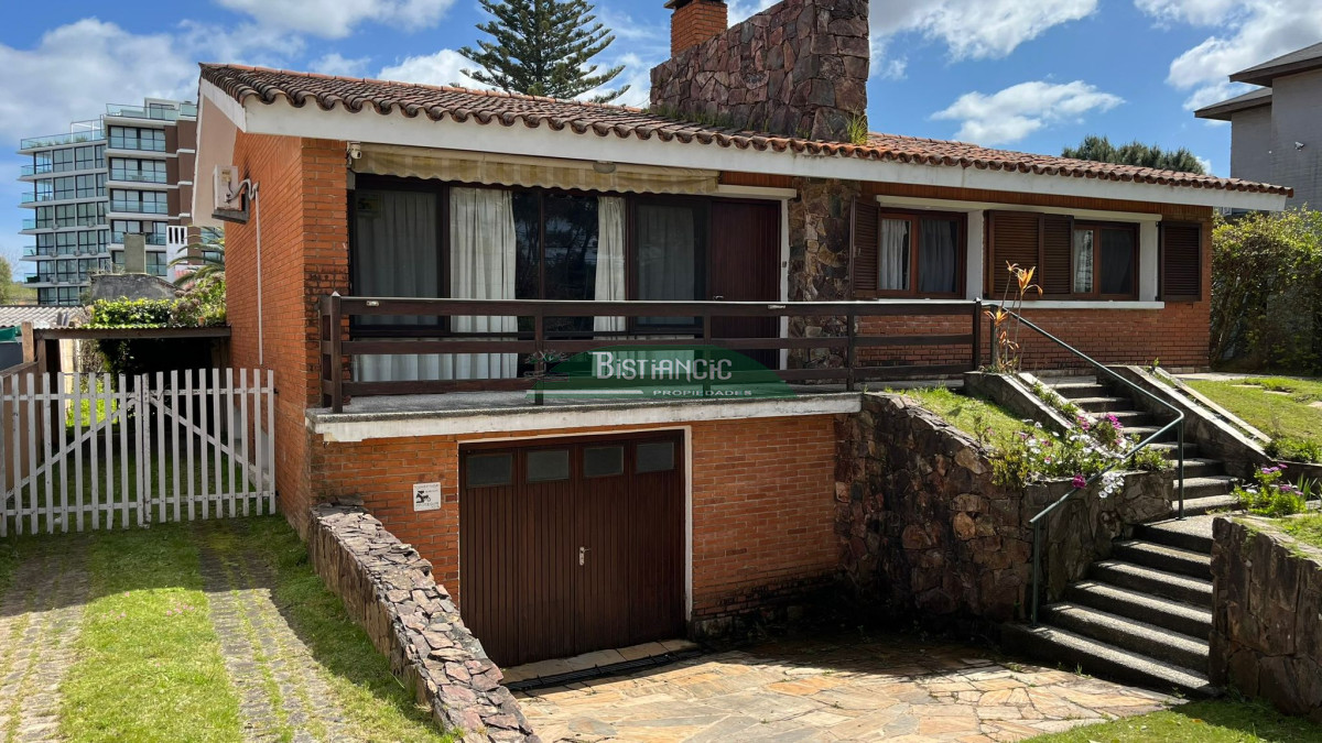 Casa ID.3011 - Chalé Bo Mónaco sobre Chiossi, amplia y sólida construcción, para vivir o comercial. Venta US$320.000. 