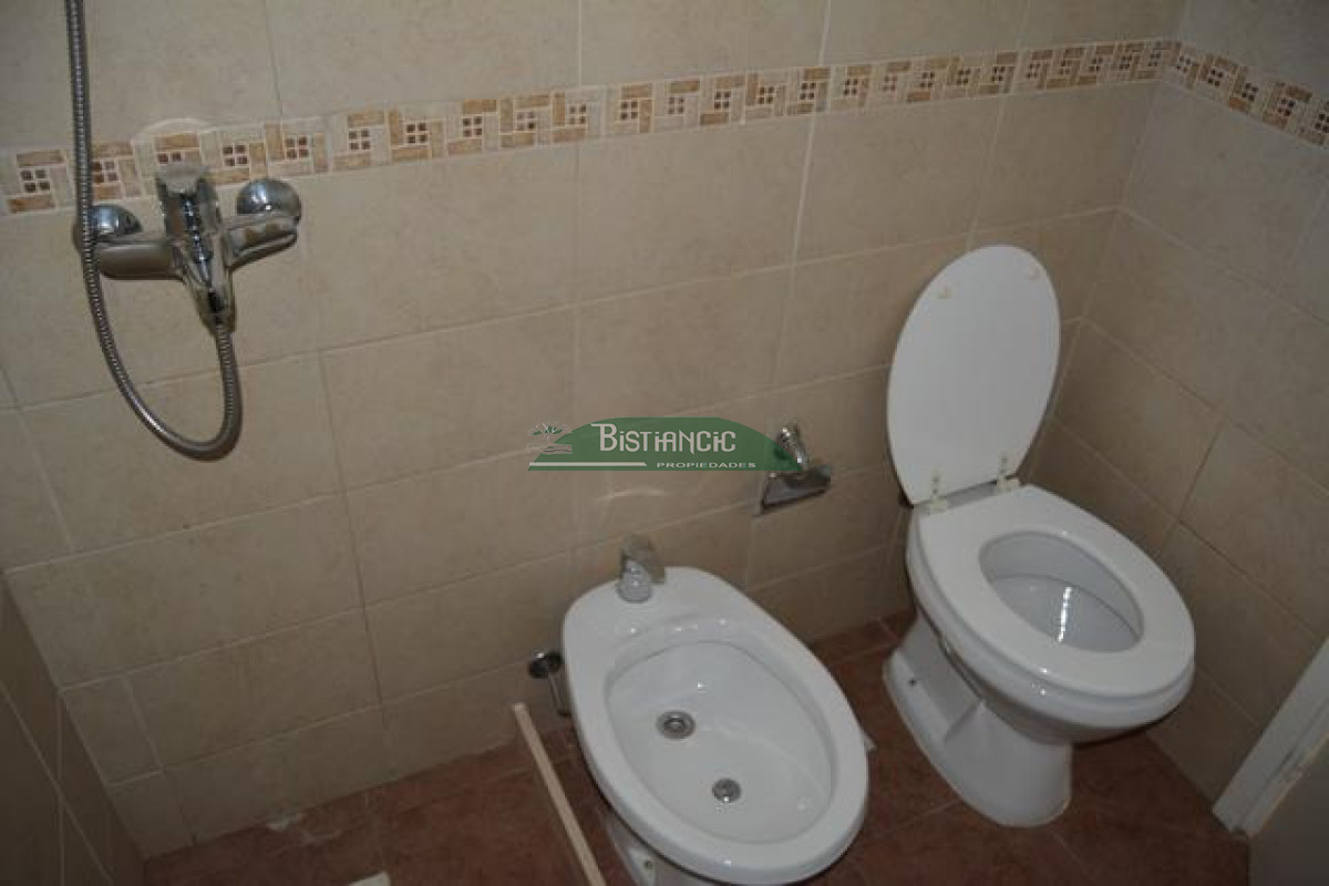 Casa ID.3020 - Pinares Pda 32. a 2 cuadras del mar, Cómoda casa de 3 dormitorios y 2 baños, parrilla y cochera. US$198.000