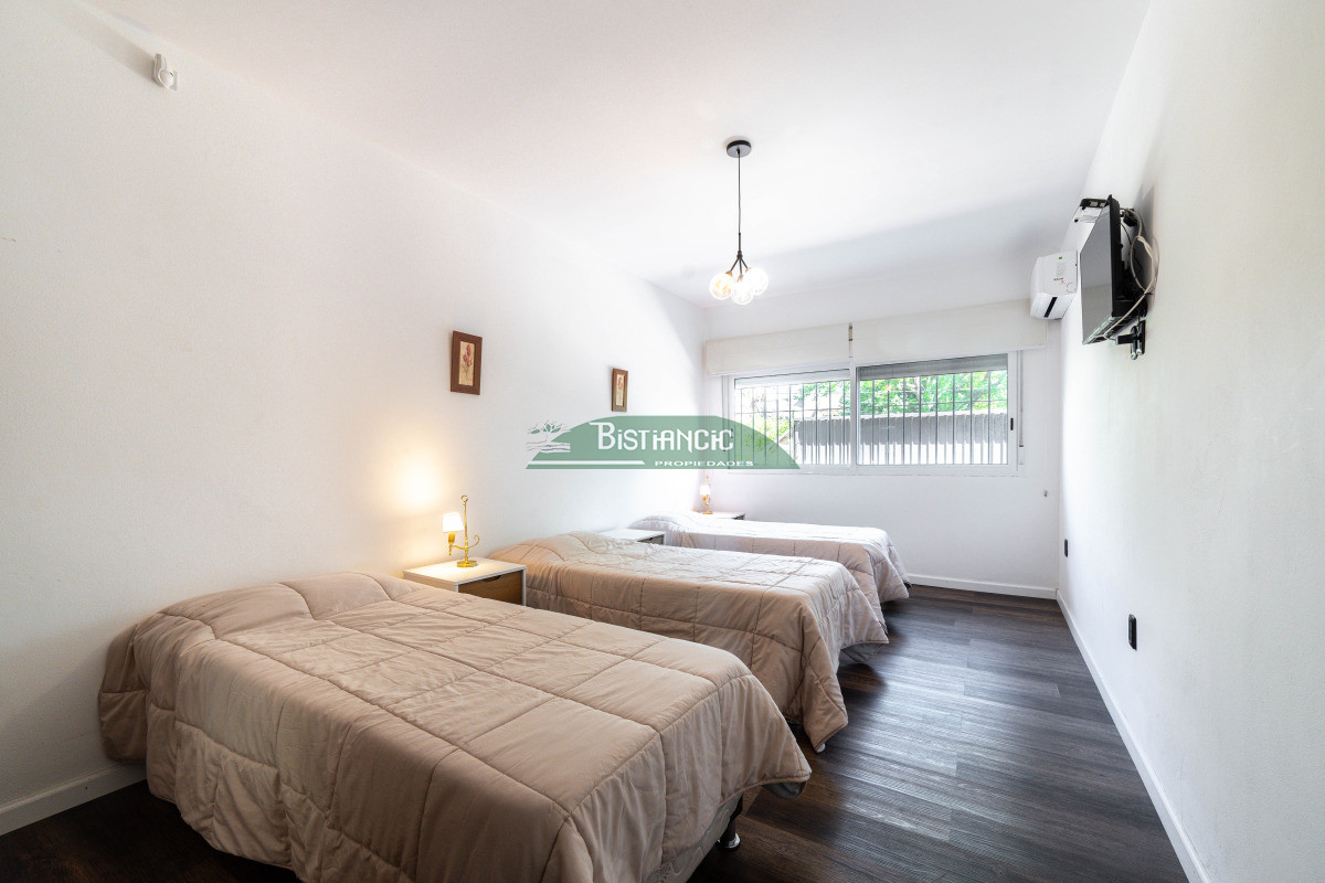 Casa ID.2954 - Chalé 4 dorm 4 baños gran living, piscina grande + 2 deptos externos para renta. Terreno de 1700 m2 + 620 m2 construidos. Precio de Venta US$ 595.000.
