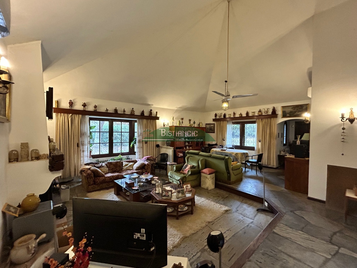 Casa ID.2419 - Chalé 2200 m2 de jardín y 374 m2 edf. 4 dorm 3 baños, barbacoa integrada calefacción, Precio de venta US$ 460.000.