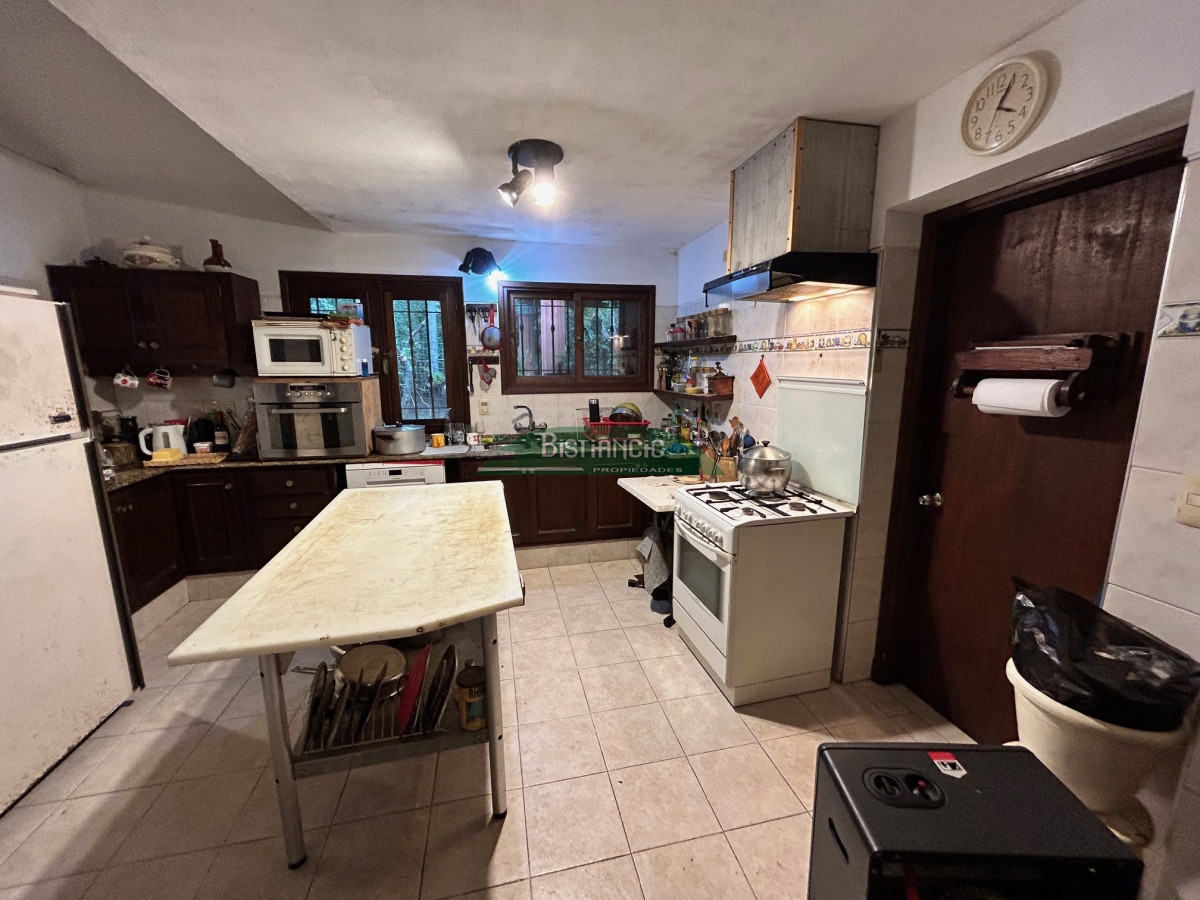 Casa ID.2419 - Chalé 2200 m2 de jardín y 374 m2 edf. 4 dorm 3 baños, barbacoa integrada calefacción, Precio de venta US$ 460.000.