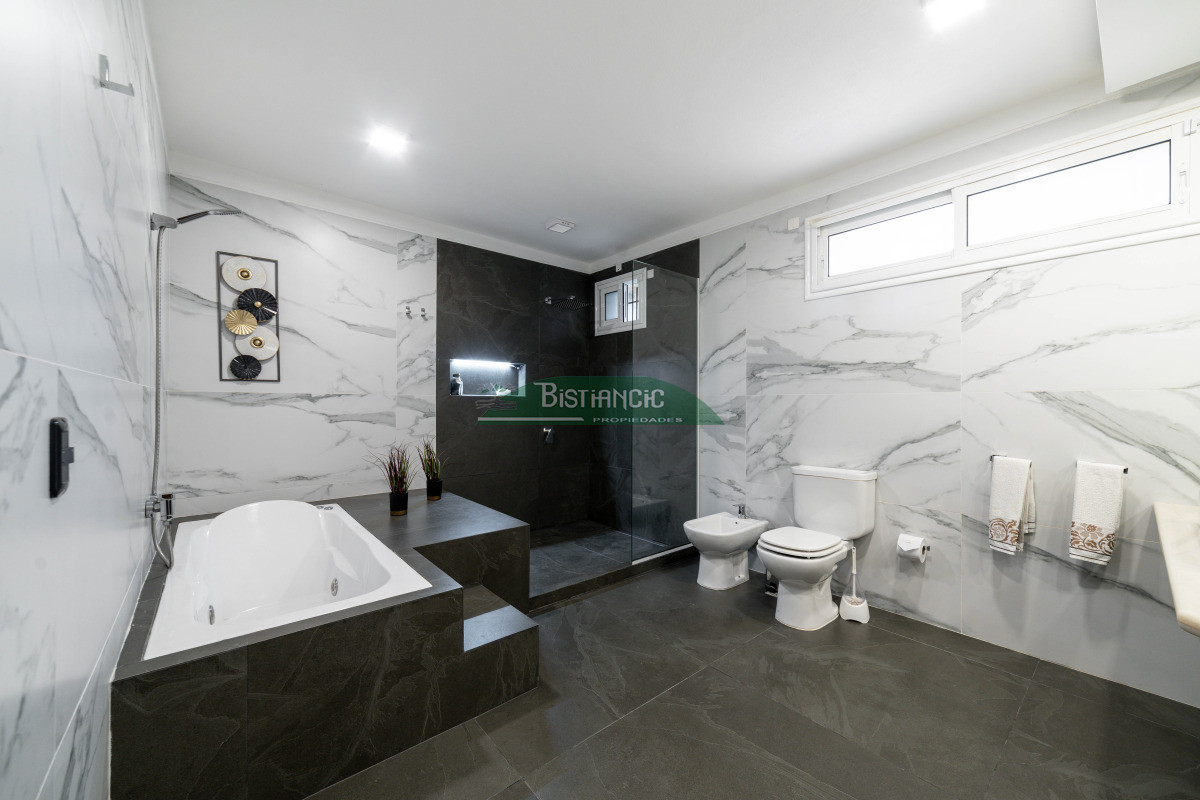 Casa ID.2954 - Chalé 4 dorm 4 baños gran living, piscina grande + 2 deptos externos para renta. Terreno de 1700 m2 + 620 m2 construidos. Precio de Venta US$ 595.000.