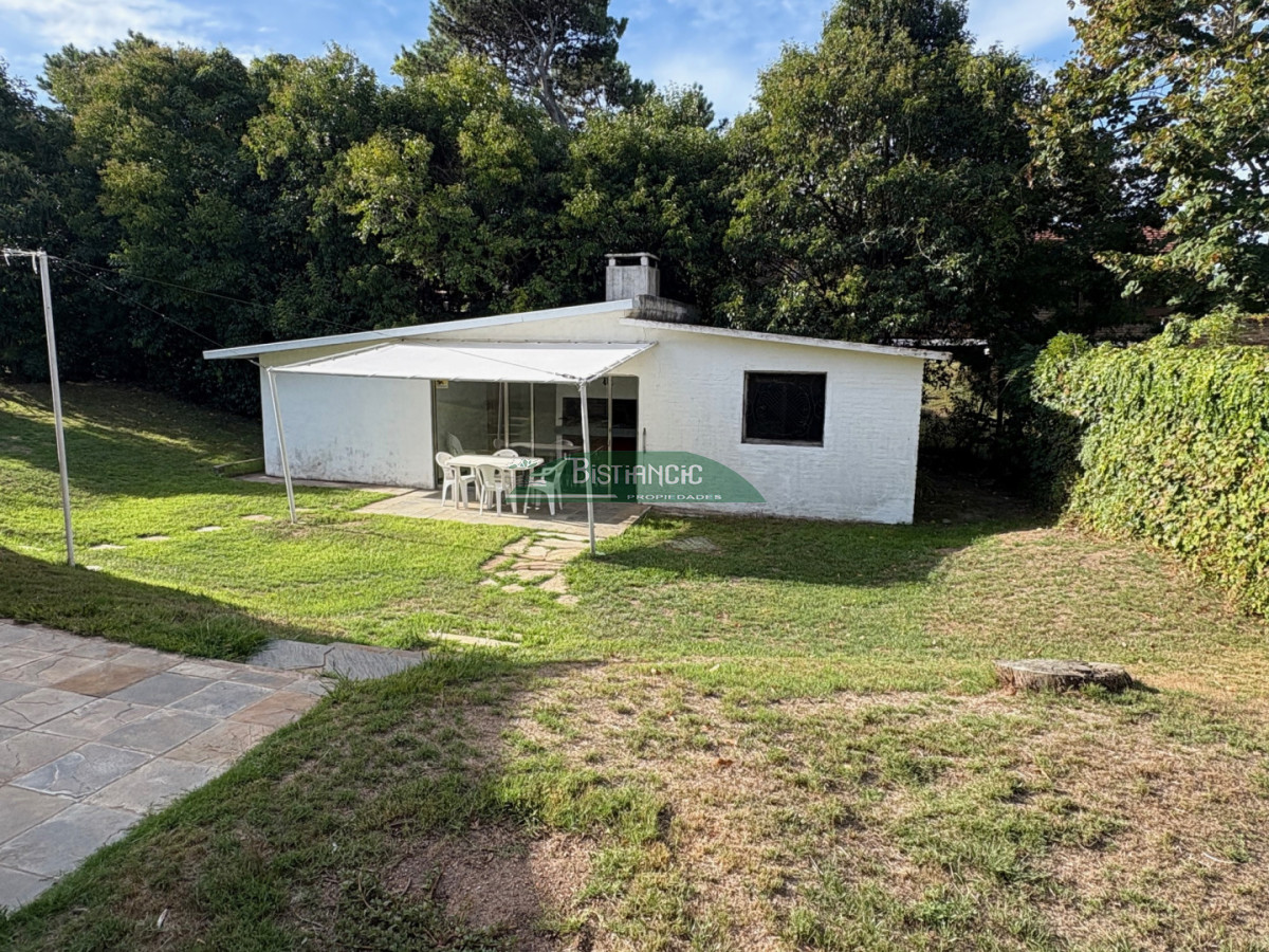 Casa ID.3043 - Hermoso chalet sobre camino la laguna. 3 dorm, 1 baño, barbacoa con baño y deposito. Patio y Estacionamiento. 