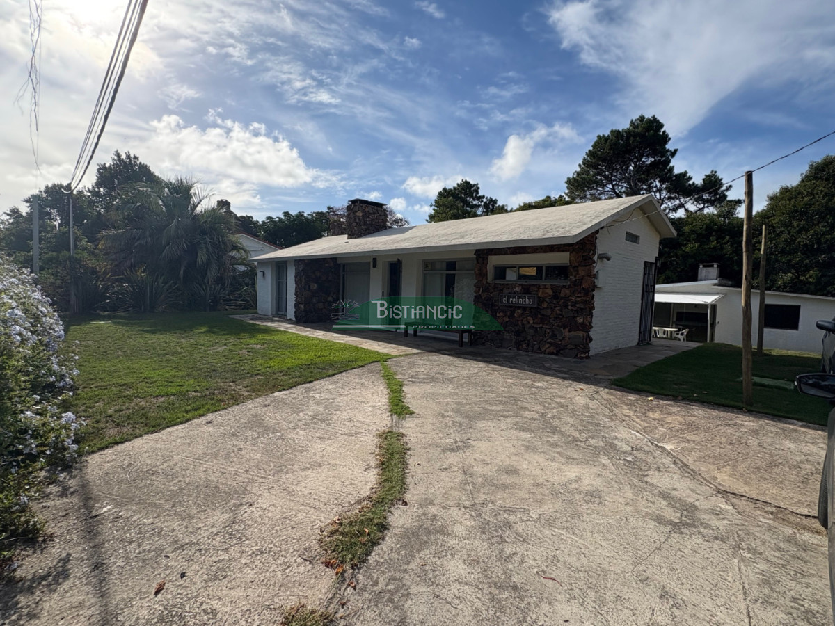 Casa ID.3043 - Hermoso chalet sobre camino la laguna. 3 dorm, 1 baño, barbacoa con baño y deposito. Patio y Estacionamiento. 