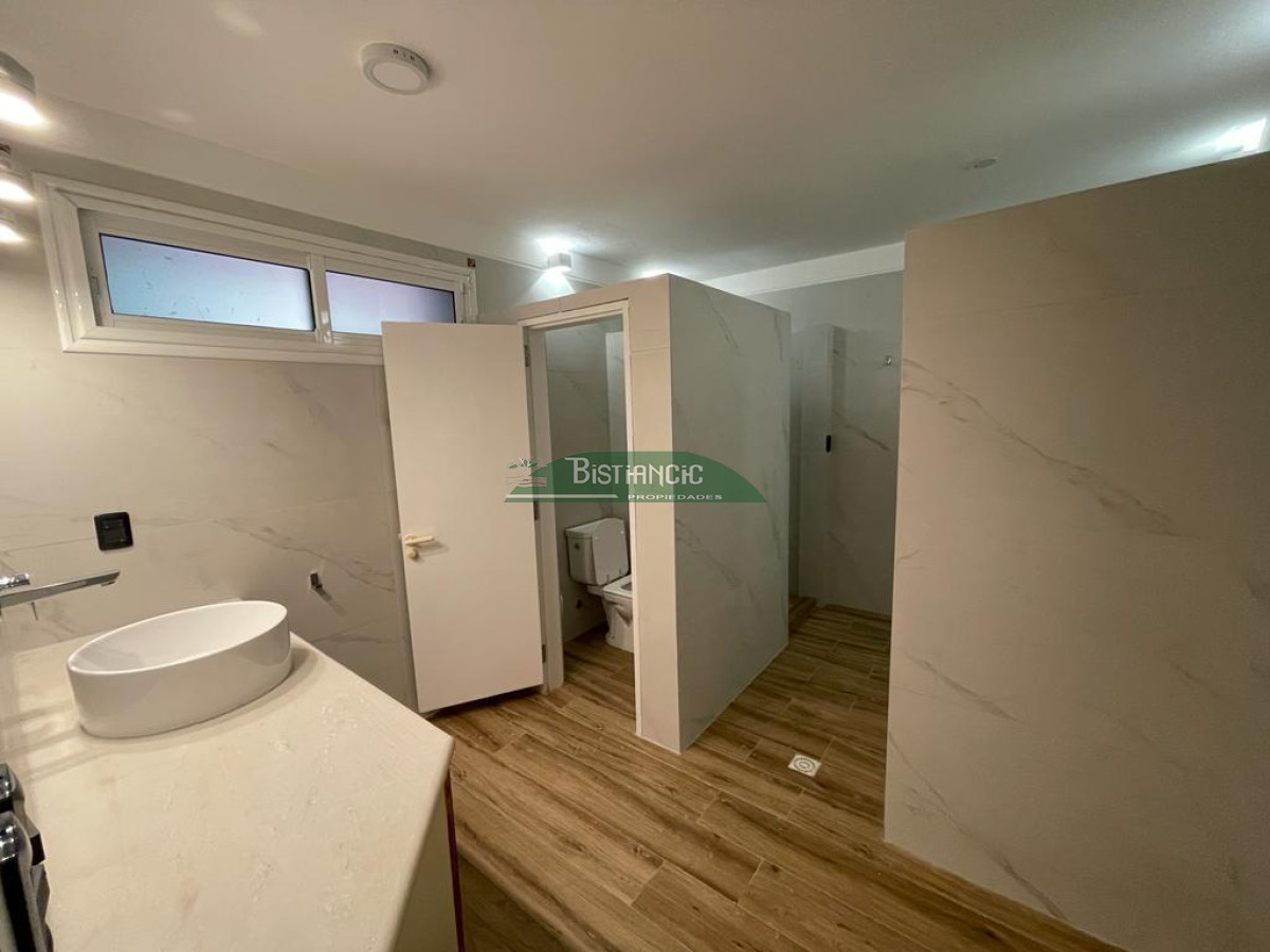 Casa ID.2954 - Chalé 4 dorm 4 baños gran living, piscina grande + 2 deptos externos para renta. Terreno de 1700 m2 + 620 m2 construidos. Precio de Venta US$ 595.000.