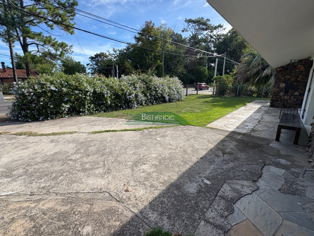 Casa ID.3043 - Hermoso chalet sobre camino la laguna. 3 dorm, 1 baño, barbacoa con baño y deposito. Patio y Estacionamiento. 