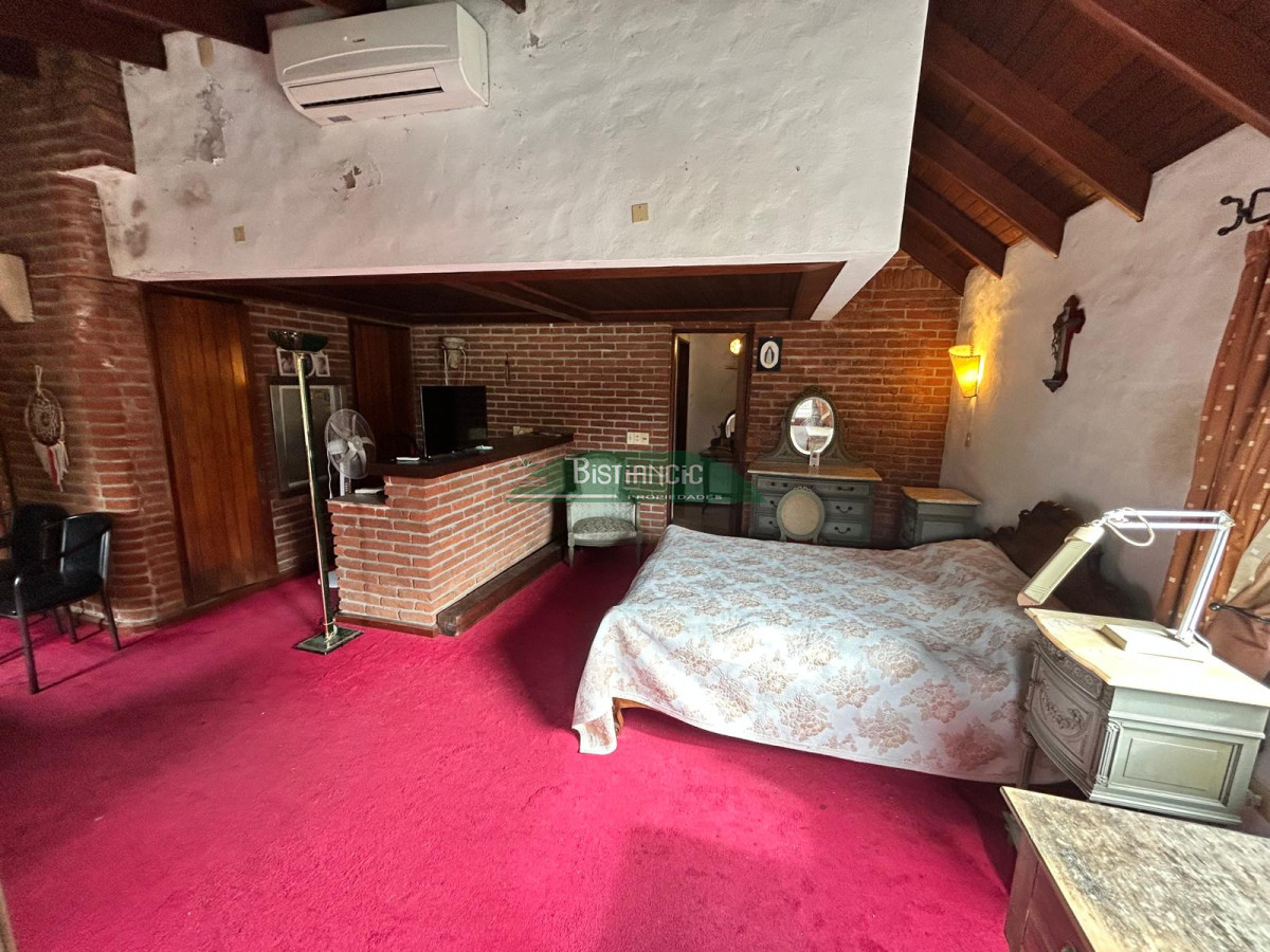Casa ID.2419 - Chalé 2200 m2 de jardín y 374 m2 edf. 4 dorm 3 baños, barbacoa integrada calefacción, Precio de venta US$ 460.000.