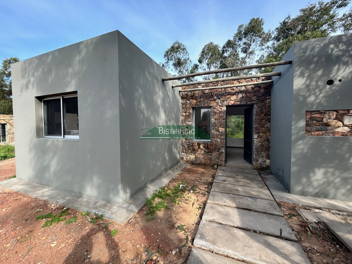 Casa ID.2275 - Casa a estrenar en barrio privado, construcción tradicional, 2 dorm 2 baños 370 m2 de terreno  US$170.000. financiación