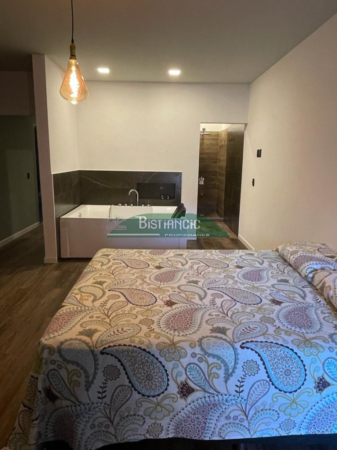 Casa ID.2954 - Chalé 4 dorm 4 baños gran living, piscina grande + 2 deptos externos para renta. Terreno de 1700 m2 + 620 m2 construidos. Precio de Venta US$ 595.000.