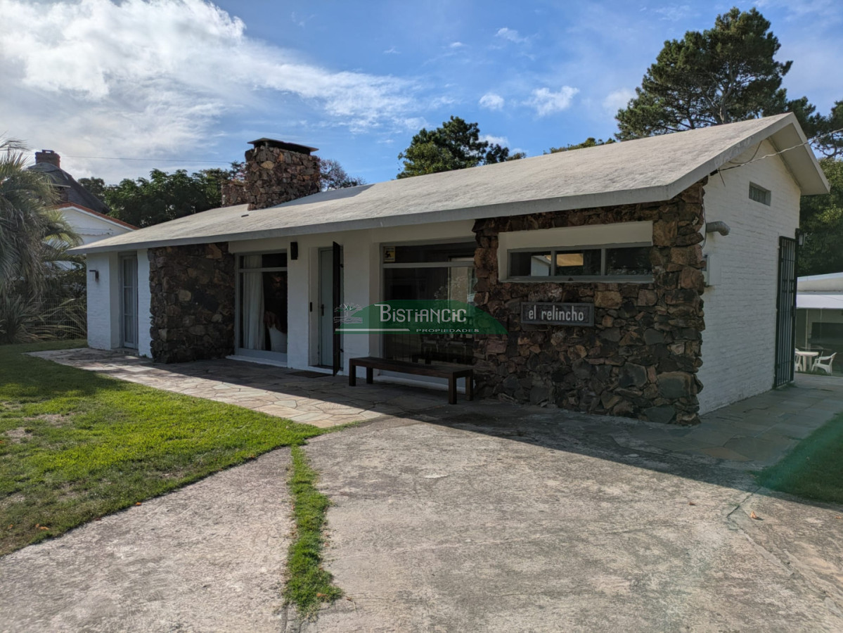 Casa ID.3043 - Hermoso chalet sobre camino la laguna. 3 dorm, 1 baño, barbacoa con baño y deposito. Patio y Estacionamiento. 