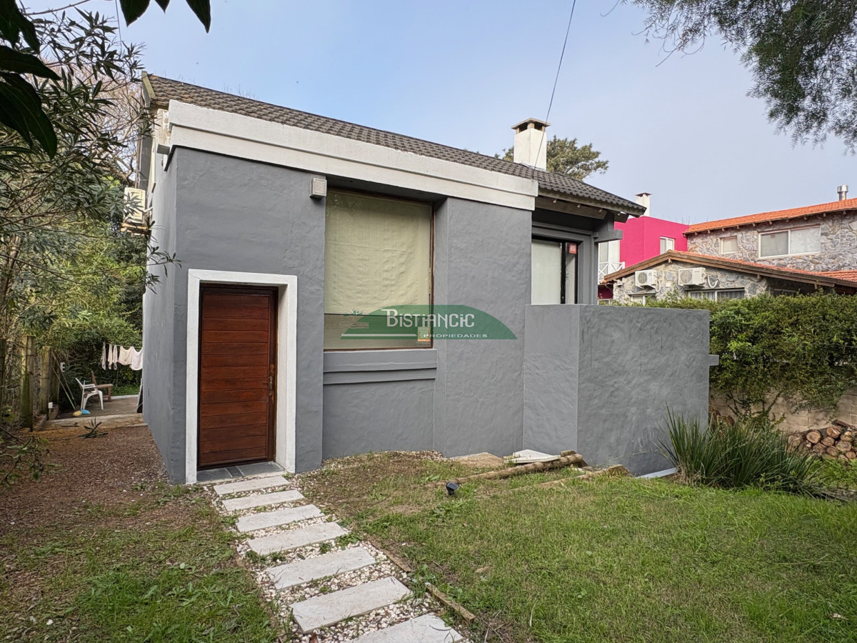 Casa ID.2991 - Rincón del Indio, moderno chalé de 3 dorm 3 baños, terraza con parrilla, super integrado al bosque. Diseño y practicidad en un lugar para disfrutar. 