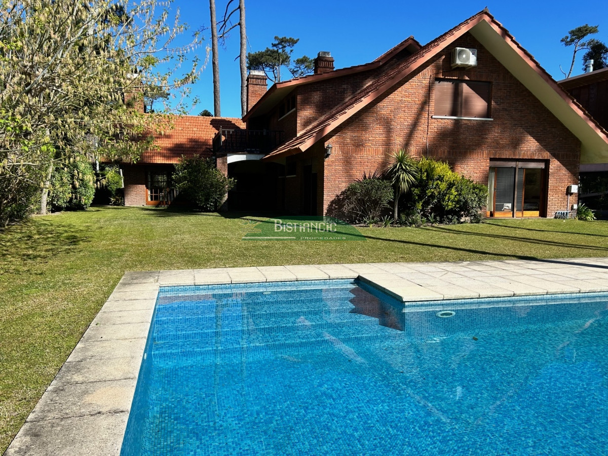 Casa ID.1003 - Chalé Paradas Mansa, 5 dormitorios 4 baños, amplio y luminoso, construcción de calidad, 1000m2 de tierra y 400 m2 edificados. Venta US$ 740.000.