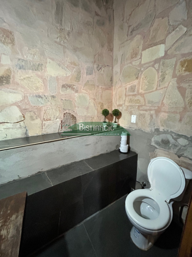 Casa ID.2954 - Chalé 4 dorm 4 baños gran living, piscina grande + 2 deptos externos para renta. Terreno de 1700 m2 + 620 m2 construidos. Precio de Venta US$ 595.000.