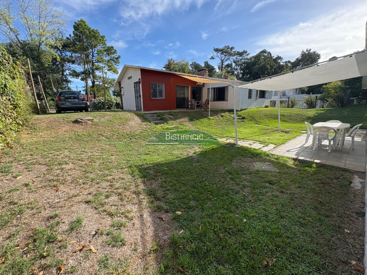 Casa ID.3043 - Hermoso chalet sobre camino la laguna. 3 dorm, 1 baño, barbacoa con baño y deposito. Patio y Estacionamiento. 