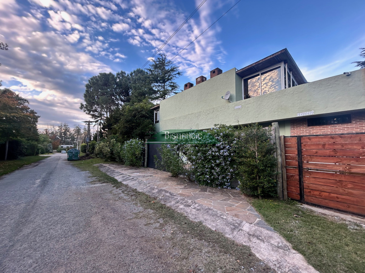 Casa ID.2954 - Chalé 4 dorm 4 baños gran living, piscina grande + 2 deptos externos para renta. Terreno de 1700 m2 + 620 m2 construidos. Precio de Venta US$ 595.000.