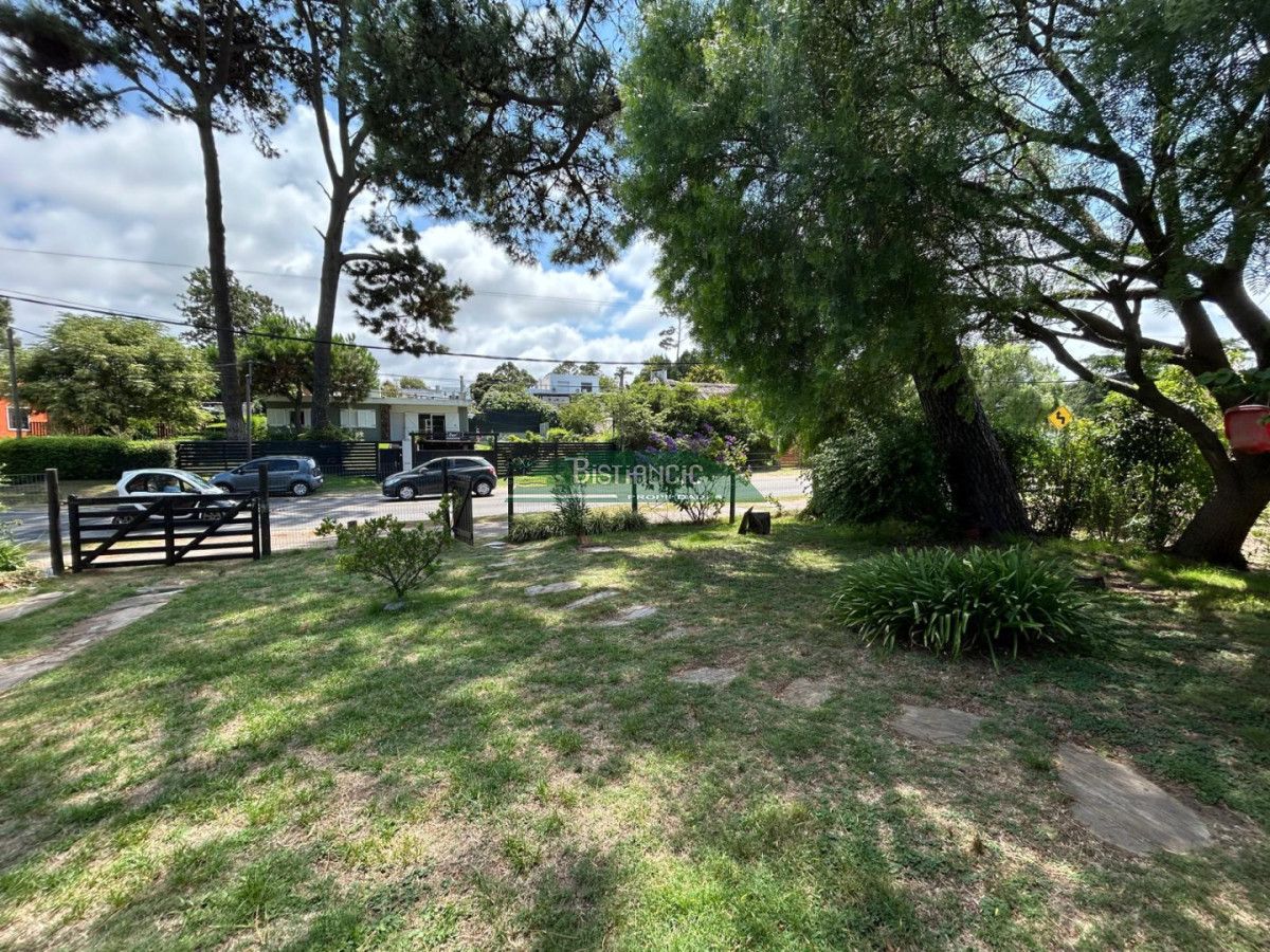 Casa ID.3019 - Pinares Chalé tradicional 3 dorm 2 baños + servicio, 718 m2 jardín, cerca de todo. Venta US$ 310.000.