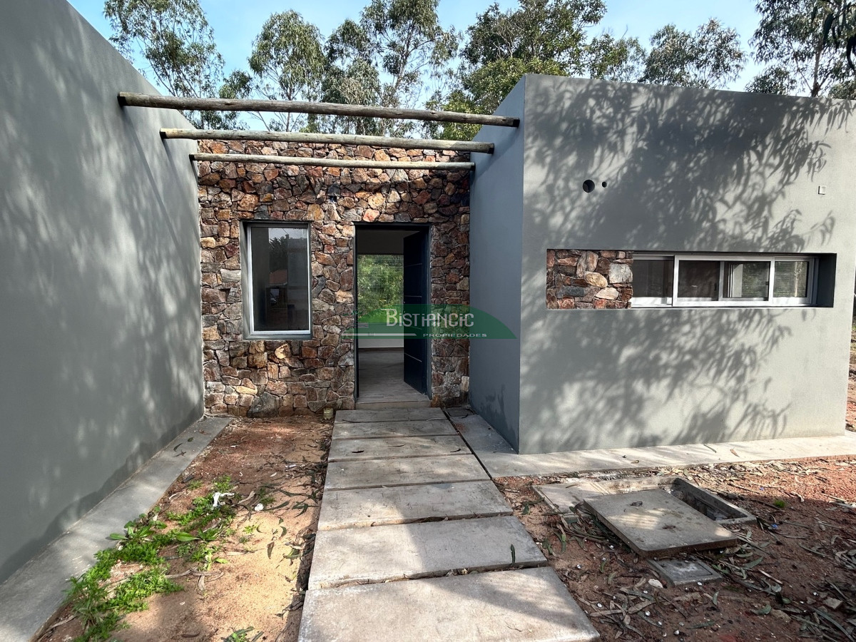 Casa ID.2275 - Casa a estrenar en barrio privado, construcción tradicional, 2 dorm 2 baños 370 m2 de terreno  US$170.000. financiación