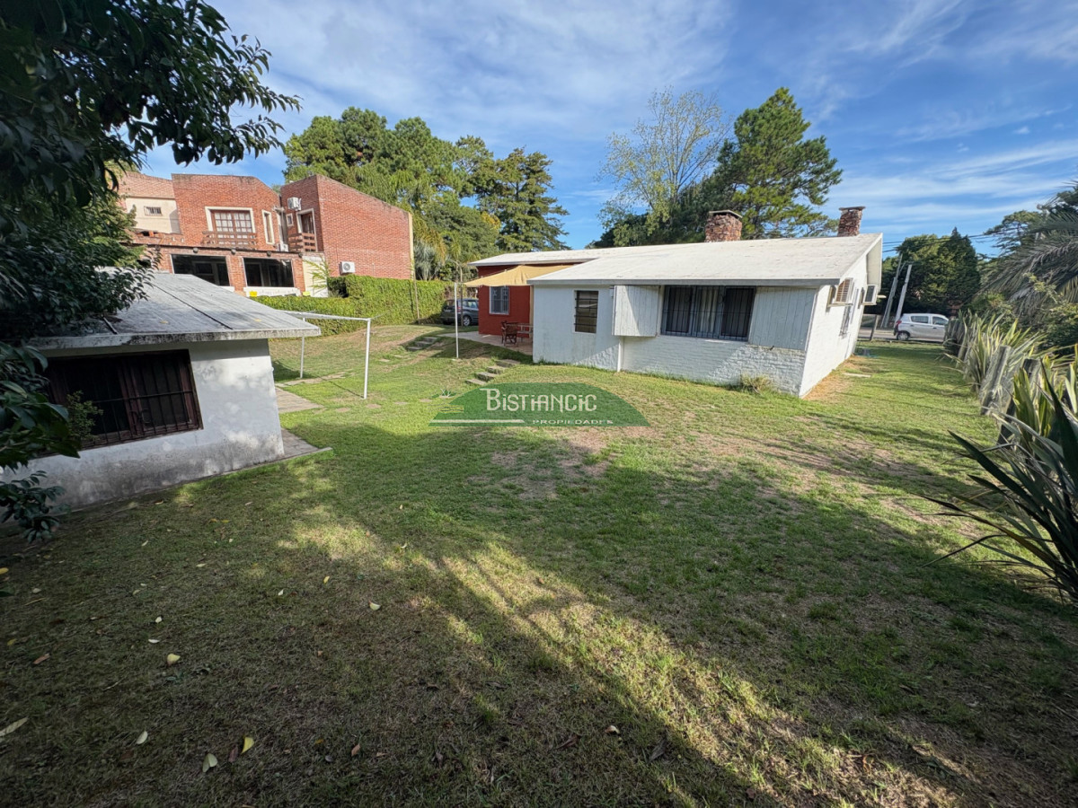 Casa ID.3043 - Hermoso chalet sobre camino la laguna. 3 dorm, 1 baño, barbacoa con baño y deposito. Patio y Estacionamiento. 