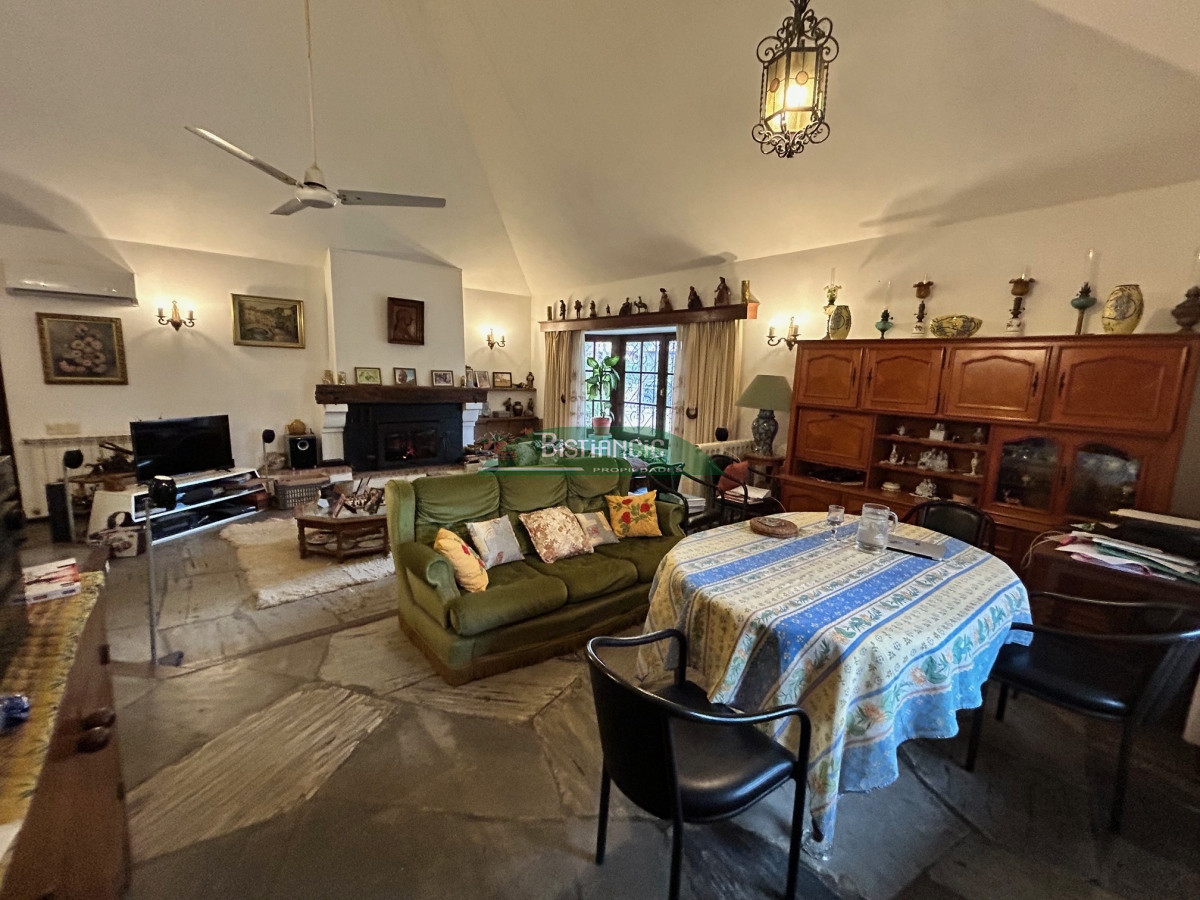Casa ID.2419 - Chalé 2200 m2 de jardín y 374 m2 edf. 4 dorm 3 baños, barbacoa integrada calefacción, Precio de venta US$ 460.000.