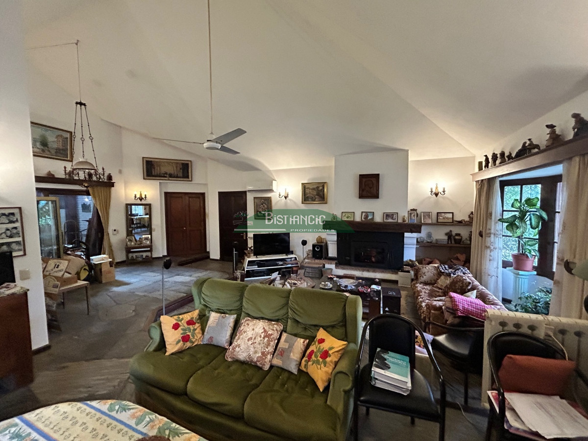 Casa ID.2419 - Chalé 2200 m2 de jardín y 374 m2 edf. 4 dorm 3 baños, barbacoa integrada calefacción, Precio de venta US$ 460.000.
