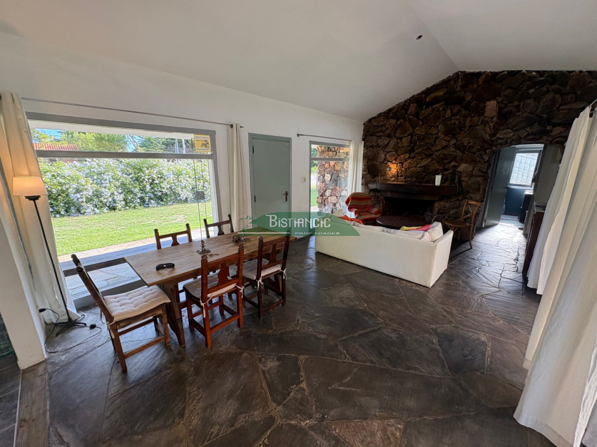 Casa ID.3043 - Hermoso chalet sobre camino la laguna. 3 dorm, 1 baño, barbacoa con baño y deposito. Patio y Estacionamiento. 