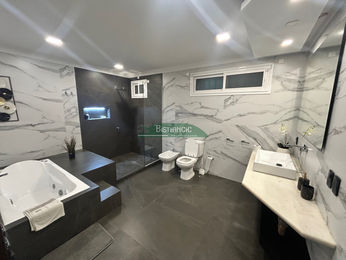 Casa ID.2954 - Chalé 4 dorm 4 baños gran living, piscina grande + 2 deptos externos para renta. Terreno de 1700 m2 + 620 m2 construidos. Precio de Venta US$ 595.000.