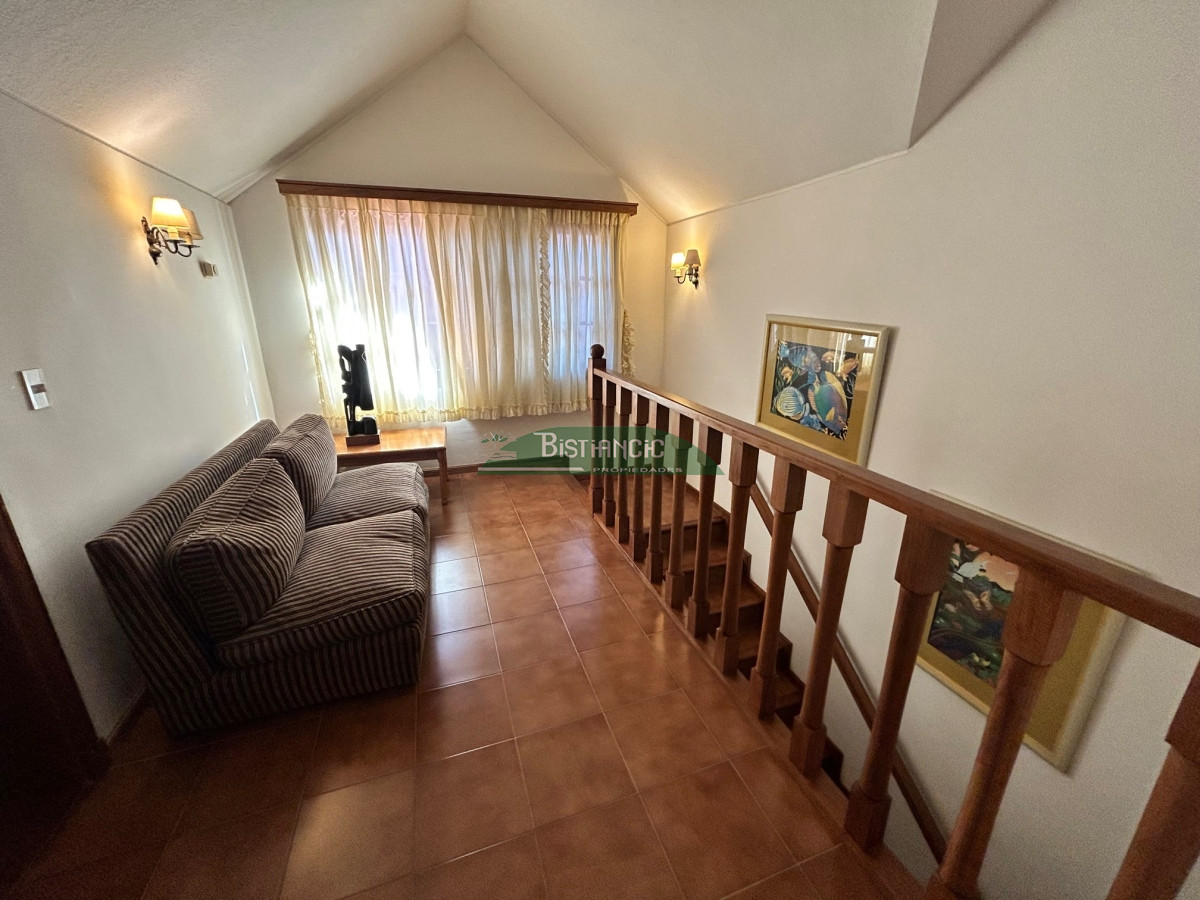 Casa ID.1003 - Chalé Paradas Mansa, 5 dormitorios 4 baños, amplio y luminoso, construcción de calidad, 1000m2 de tierra y 400 m2 edificados. Venta US$ 740.000.