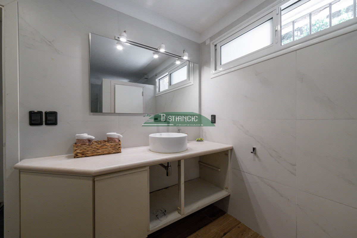 Casa ID.2954 - Chalé 4 dorm 4 baños gran living, piscina grande + 2 deptos externos para renta. Terreno de 1700 m2 + 620 m2 construidos. Precio de Venta US$ 595.000.