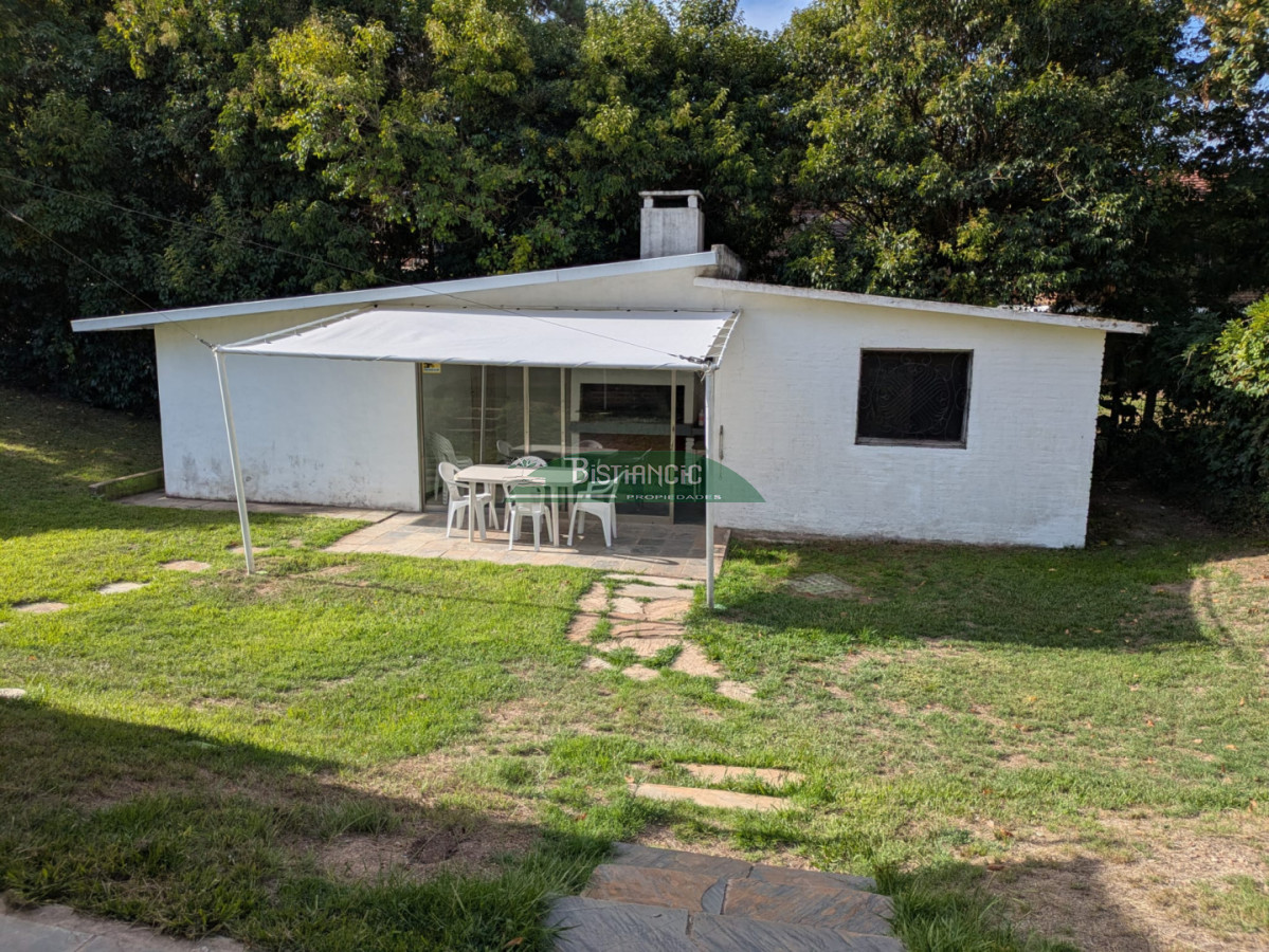 Casa ID.3043 - Hermoso chalet sobre camino la laguna. 3 dorm, 1 baño, barbacoa con baño y deposito. Patio y Estacionamiento. 